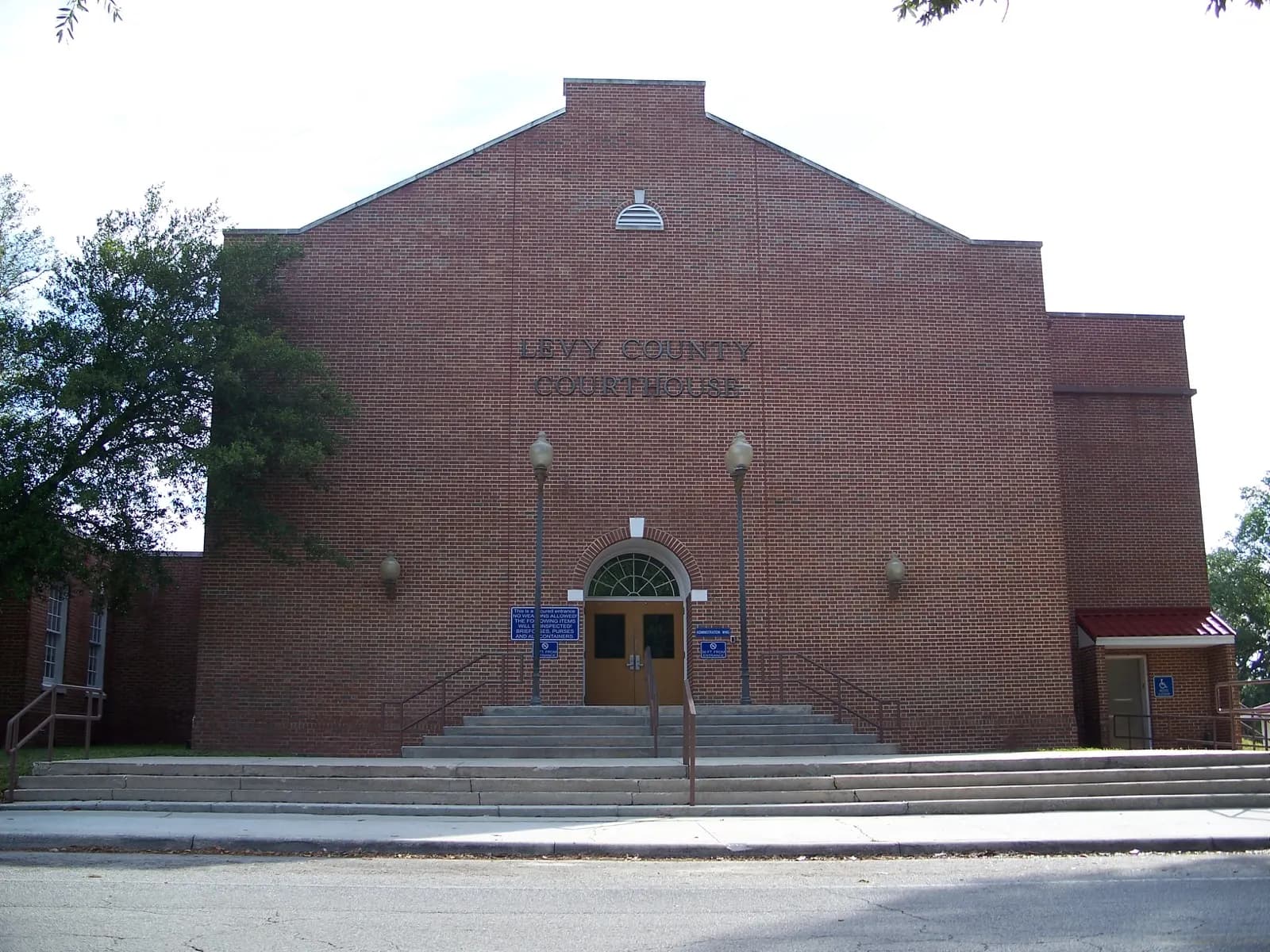 Front steps and entrance of the Levy County Courthouse in Bronson